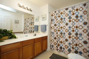Combined shower/bathtub, hair dryer, towels, soap - Discover Kissimmee charm, just a quick 9-minutes from vibrant Old Town (Kissimmee)