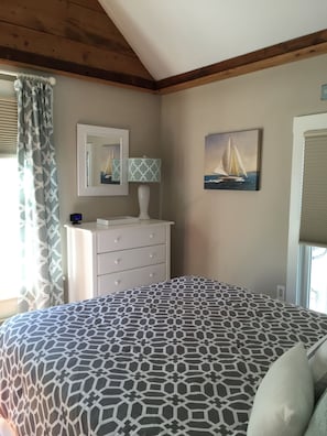 1 bedroom, iron/ironing board, free WiFi, bed sheets - Luxury Accommodations in Quiet Seaside Village (Gloucester)