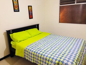 2 quartos, escrivaninha, ferros/tábuas de passar roupa