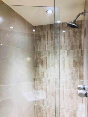 Chuveiro, toalhas de banho