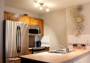 Frigorífico, microondas, horno y placa de cocina