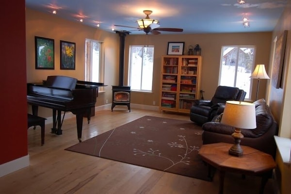 Living room #1 (with full-size pull out sleeper sofa)