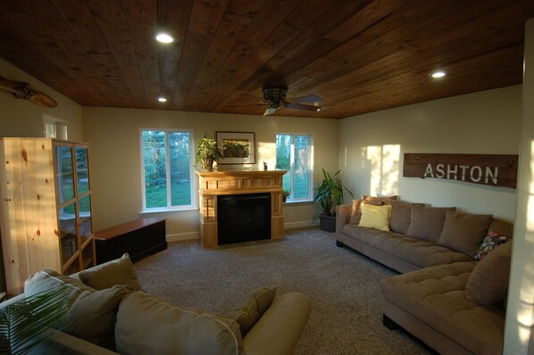 Téléviseur connecté, foyer, lecteur de DVD, livres