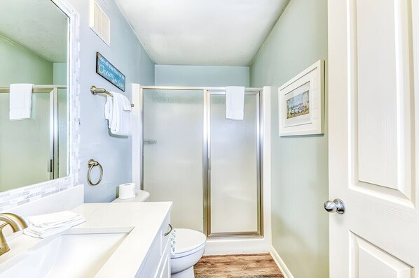 Un baño con ducha, inodoro y lavamanos.