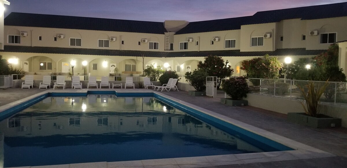 Una piscina al aire libre de temporada (de 11:00 a 21:30), sombrillas