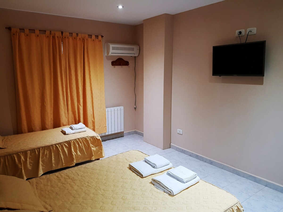 Habitación doble, 1 cama de matrimonio, no fumadores, vistas a la piscina | Colchones viscoelásticos, caja fuerte, escritorio y cortinas opacas