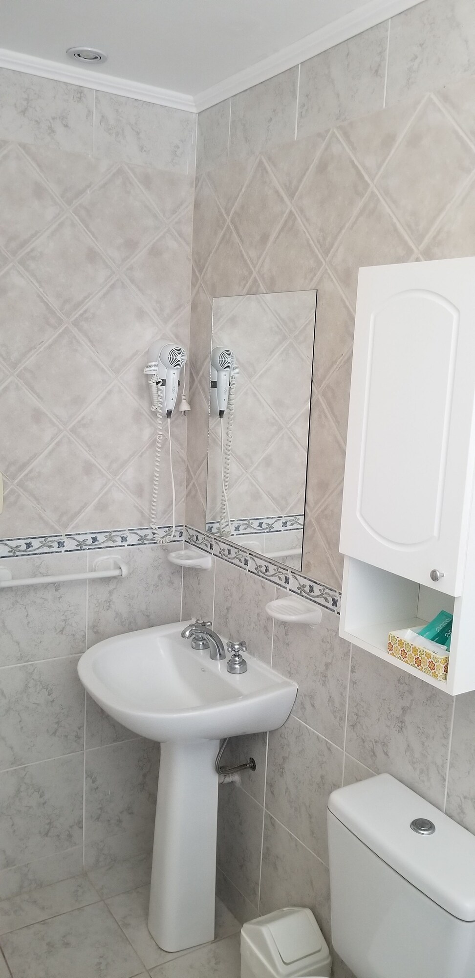 Habitación doble, 1 cama de matrimonio, no fumadores, vistas a la piscina | Baño | Ducha, zapatillas, bidé y toallas