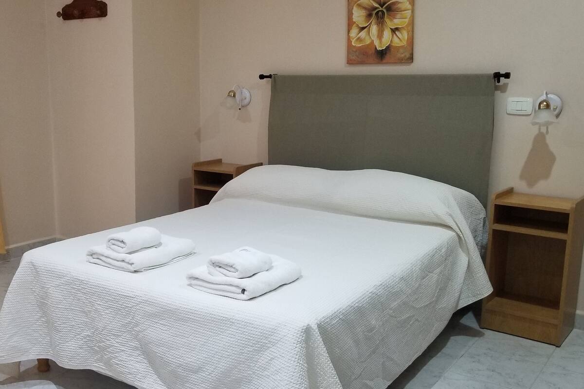 Chambre Double, 1 grand lit, non-fumeurs, vue piscine | Matelas mémoire de forme, coffres-forts dans les chambres, bureau
