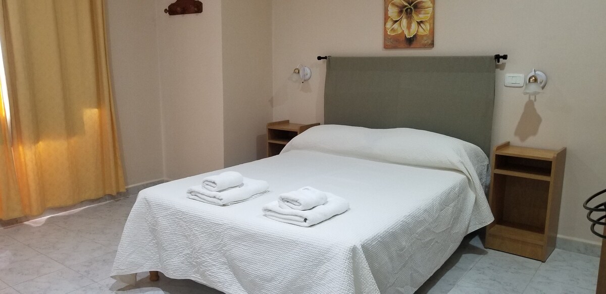 Habitación doble, 1 cama de matrimonio, no fumadores, vistas a la piscina | Colchones viscoelásticos, caja fuerte, escritorio y cortinas opacas