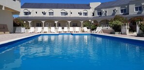 Piscine extérieure en saison, accÚs possible de 11 h à 21 h 30, parasols