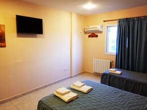 Chambre double, 1 grand lit, non-fumeur, vue sur la piscine | Lit avec matelas en mousse à mémoire, coffre-fort, bureau