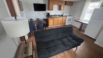 Suite Deluxe | Area soggiorno | TV a schermo piatto 32 pollici con canali via cavo, TV, lettore DVD