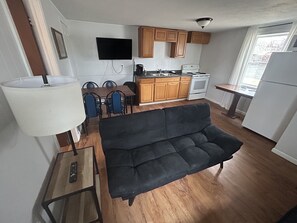 Suite Deluxe | Zona de estar | Televisión de pantalla plana de 32 pulgadas con canales por cable