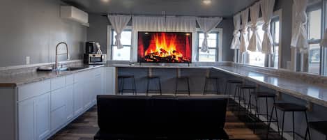Cabin dành cho gia đình, nhiều giường, không hút thuốc (2 Bed) | Khu phòng khách | TV màn hình phẳng 32-inch có truyền hình cáp, TV, đầu đĩa DVD