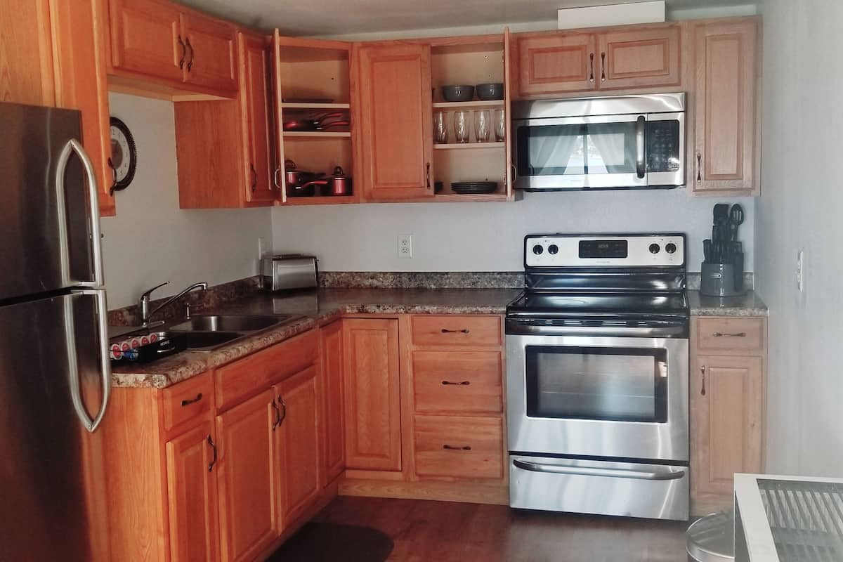 Suite, 1 habitación, vista al lago | Cocina privada | Cafetera y tetera y utensilios de cocina