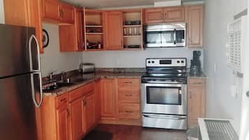 Suite, 1 Bedroom, Lake View | Private kitchen