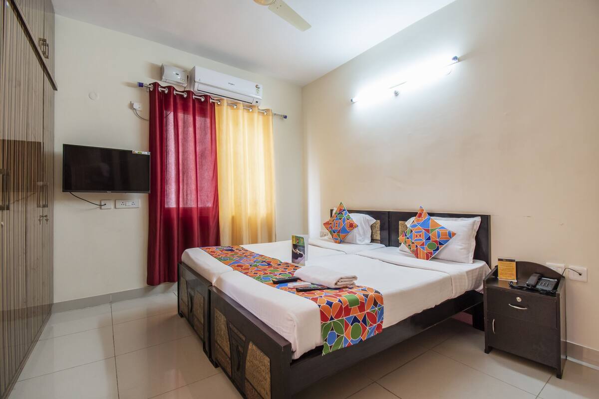 Premium bedding, in-room safe, desk, free WiFi