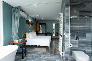 Deep soaking tub, rainfall showerhead, free toiletries, hair dryer - Chay Villas An Bang (Da Nang)