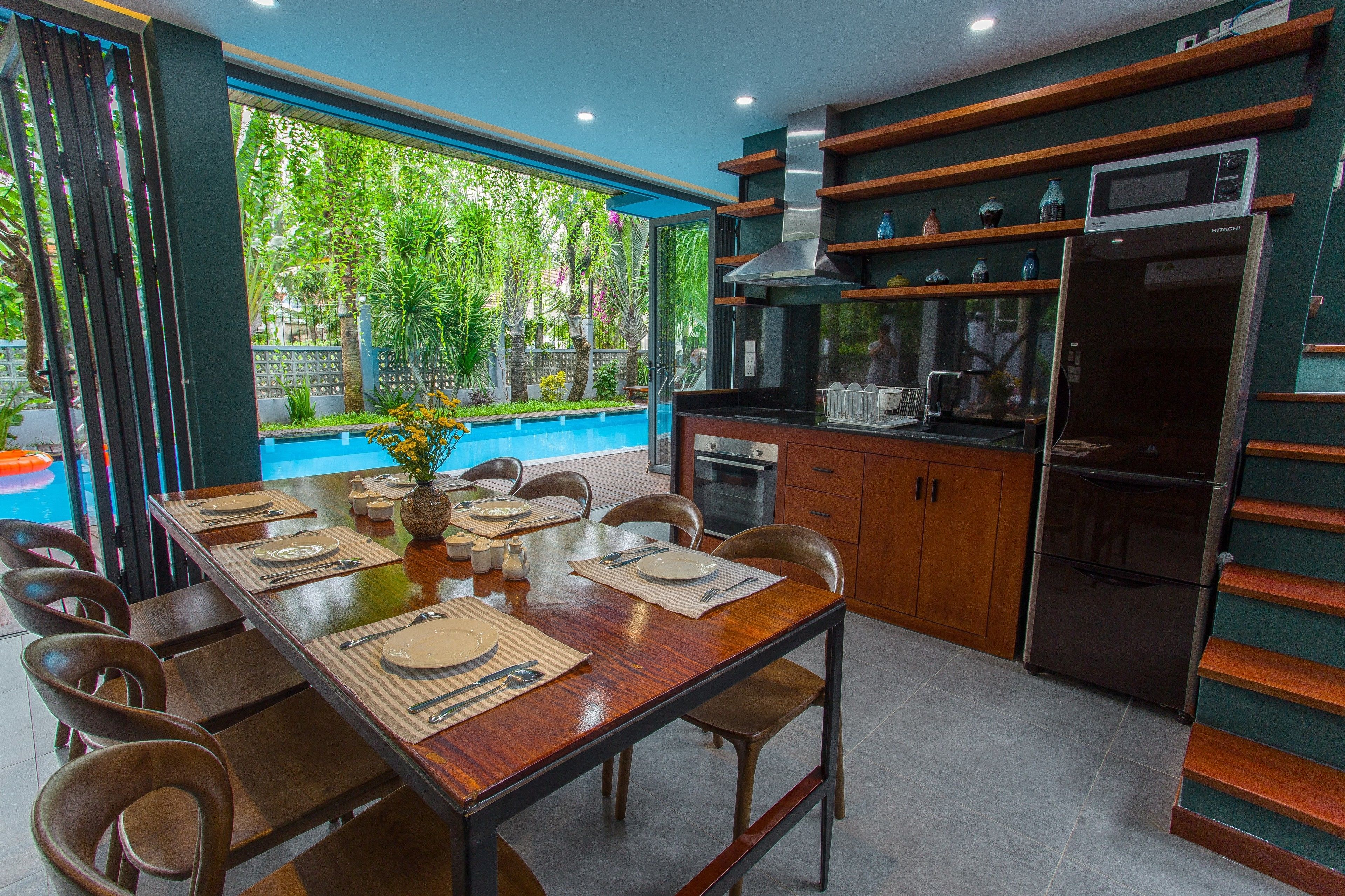 Villa « Premier », 3 chambres, cuisine, vue piscine | Cuisine partagée | Plaque de cuisson, batterie de cuisine, vaisselle et ustensiles