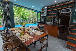 Villa Premier, 3 chambres, cuisine, vue sur la piscine | Cuisine partagée | Surface de cuisson, vaisselle et ustensiles