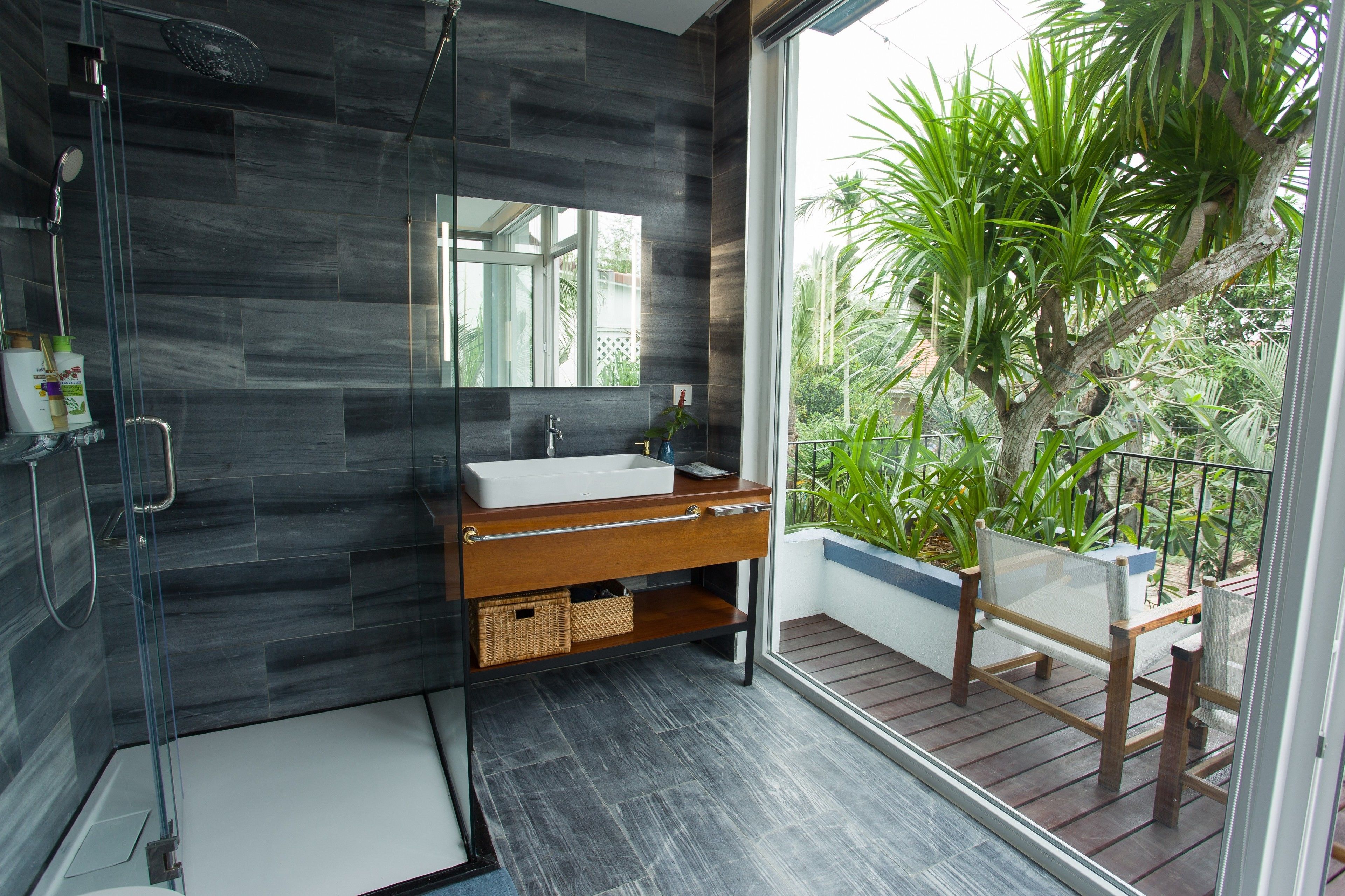 Komfortbadewanne, Regendusche, kostenlose Toilettenartikel, Haartrockner