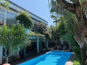 Piscina externa, guarda-sóis, espreguiçadeiras