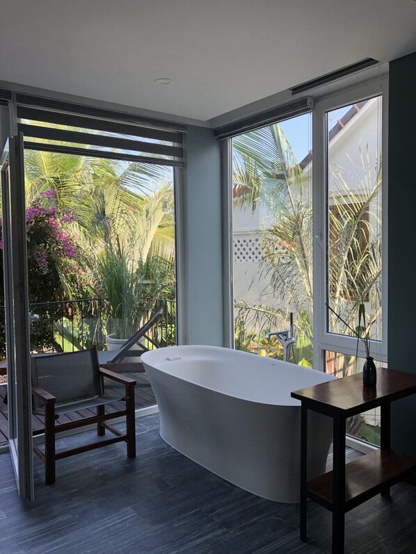 Signature Villa, 2 Bedrooms, Kitchen, Pool View | Bathroom | Deep soaking tub, rainfall showerhead, free toiletries, hair dryer - Chay Villas An Bang (Da Nang)