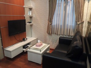 Flat-screen TV - Apartment The Suites Metro by Herlan (Bandung)