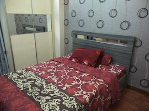 Quarto família, várias camas, para não fumantes | Escrivaninha