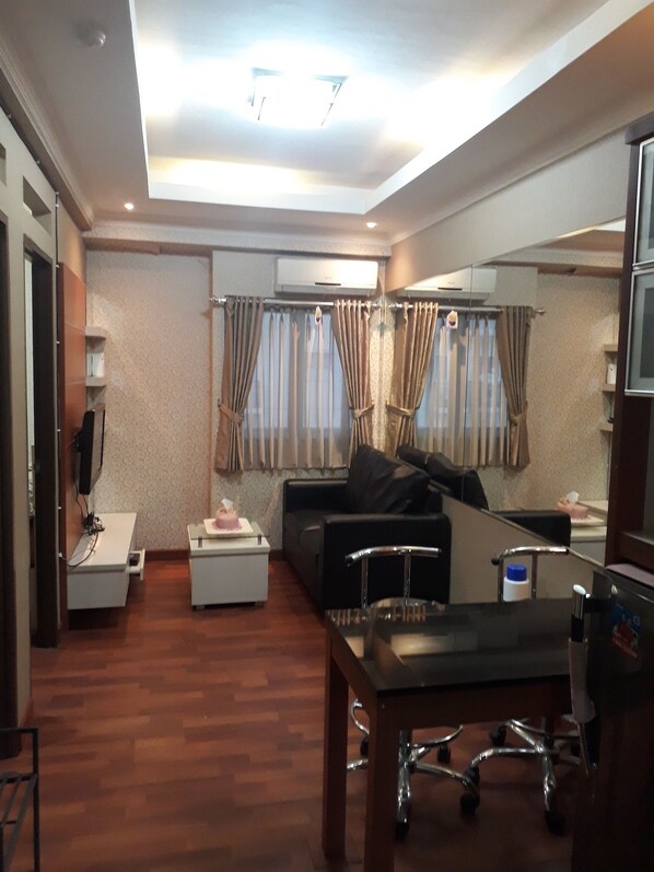 Flat-screen TV - Apartment The Suites Metro by Herlan (Bandung)