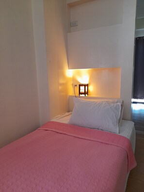 Desk, soundproofing, free WiFi, bed sheets - 59 Indy House  (Bangkok)