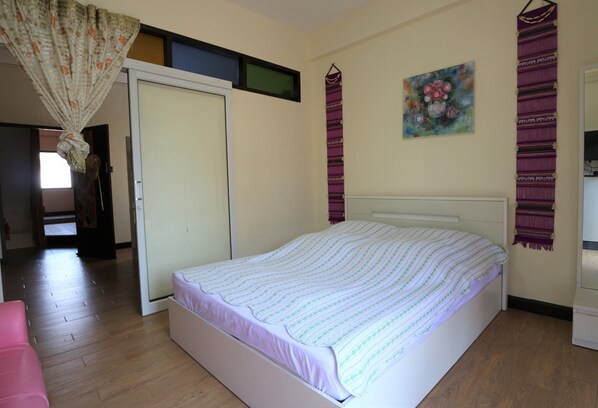 Sister (4th floor, No Lift) | Desk, soundproofing, free WiFi, bed sheets