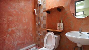 Standard Room | Bathroom | Shower, free toiletries, slippers, towels