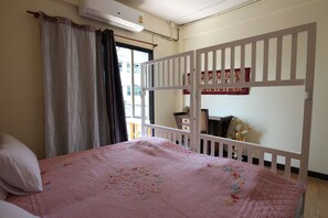 Grandmother (3rd floor, No Lift) | Desk, soundproofing, free WiFi, bed sheets - 59 Indy House  (Bangkok)