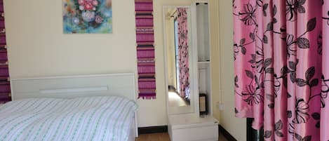 Desk, soundproofing, free WiFi, bed sheets