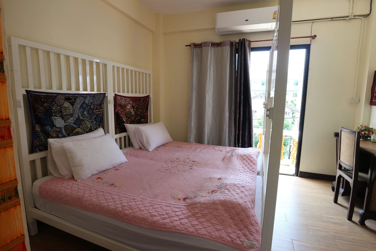 Grandmother (3rd floor, No Lift) | Desk, soundproofing, free WiFi, bed sheets