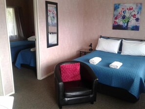 Habitación básica con 1 cama doble o 2 individuales, varias camas, no fumadores | 1 dormitorio, decoración individual, mobiliario individual