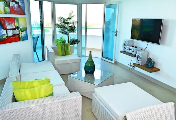 Superior Apartment, Multiple Beds, Non Smoking (005) | Living room | Flat-screen TV - Torres del Lago Apartments (Cartagena)
