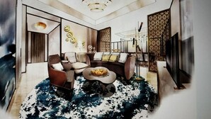 Un salon moderne avec un canapé, une table basse et un téléviseur.