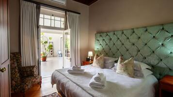 Kamar Double atau Twin Mewah (Room 6) | Seprai premium, tempat tidur Select Comfort, dan brankas