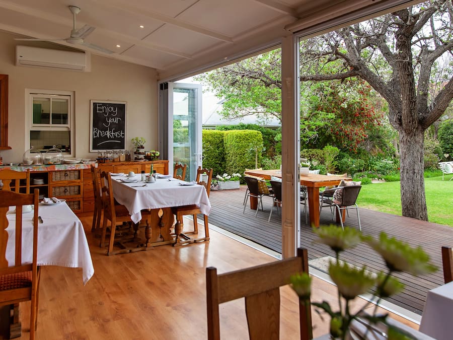 Bao gồm bữa sáng đầy đủ hàng ngày