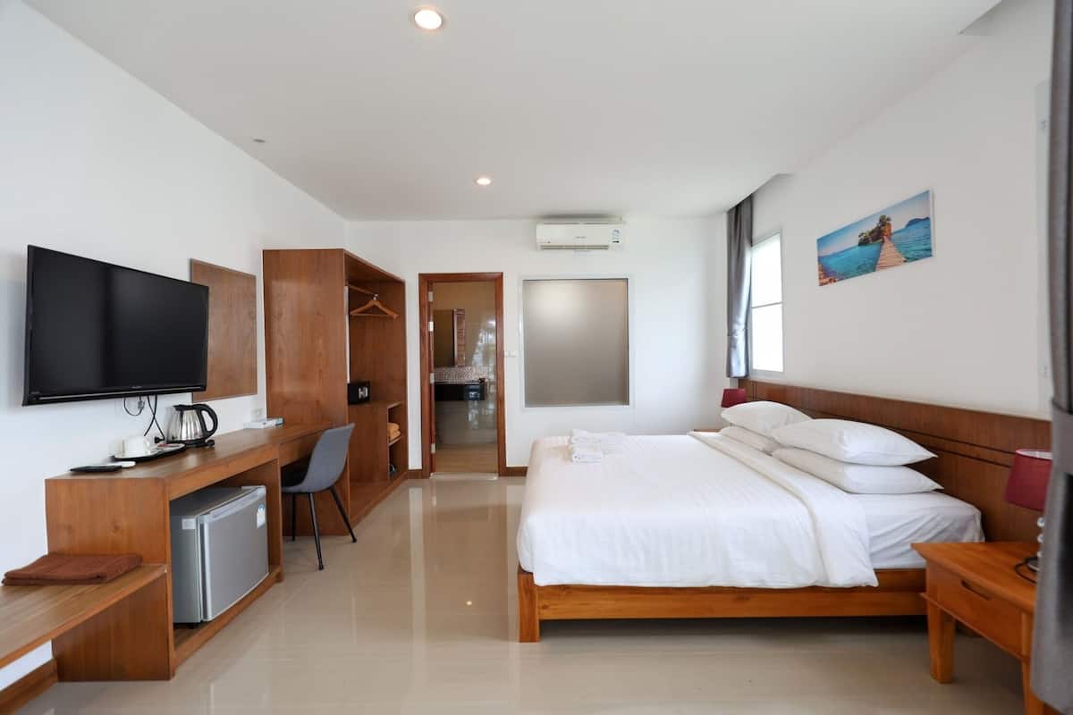 Standard Double or Twin room | โต๊ะทำงาน, ผ้าม่านกันแสง, Wi-Fi ฟรี, ผ้าปูที่นอน