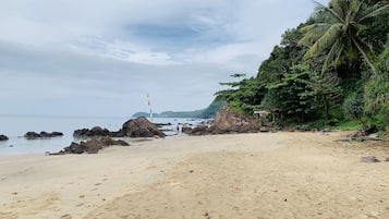 Am Strand, weißer Sandstrand, Cabañas (kostenlos), Liegestühle