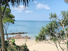 在海滩、白沙、免费海滩小屋、沙滩椅