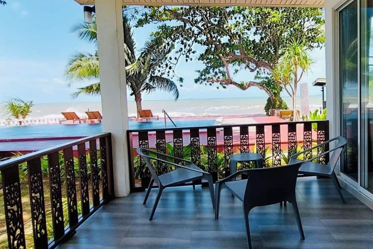 Beachfront Family | Terrace/patio