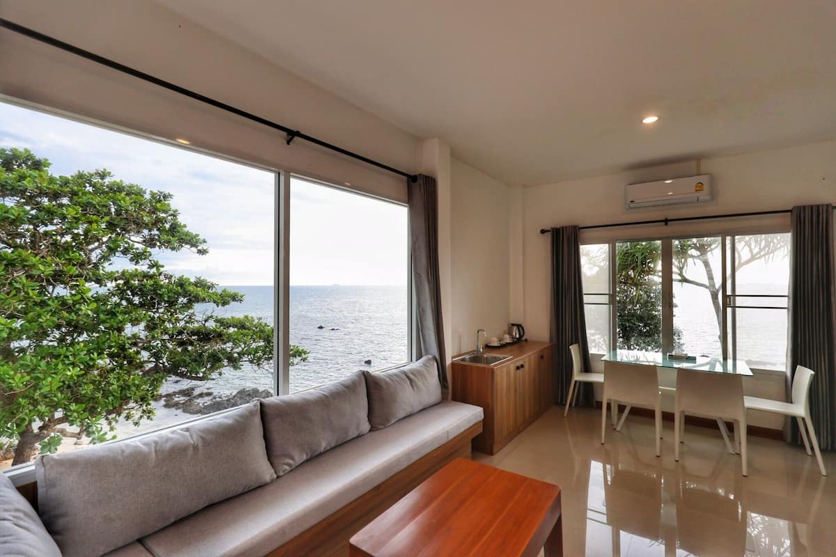 Ocean View Superior Family | ครัวส่วนตัว | ตู้เย็น