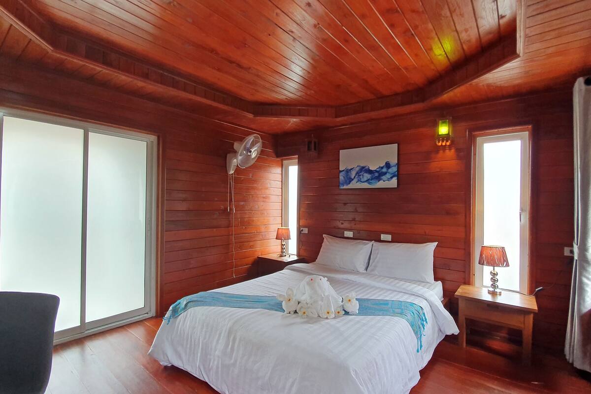 Bungalow with Fan | โต๊ะทำงาน, ผ้าม่านกันแสง, Wi-Fi ฟรี, ผ้าปูที่นอน