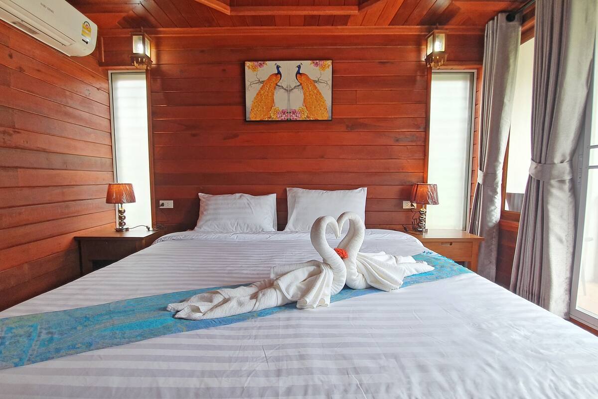 Double Bungalow, Air-Conditioning | โต๊ะทำงาน, ผ้าม่านกันแสง, Wi-Fi ฟรี, ผ้าปูที่นอน