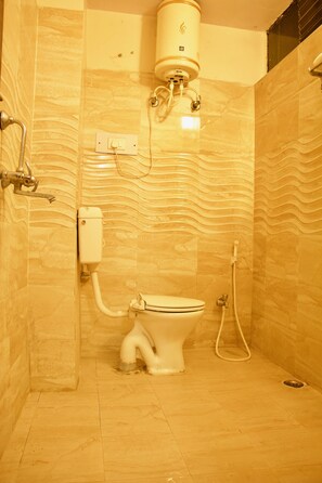 Standard Room | Bathroom | Shower, free toiletries, towels