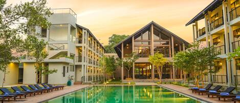 Piscine extérieure, chaises longues